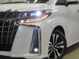 LEDヘッドライトです。デザイン性がよくとても明るいので、夜間の走行や悪天候でも安心です。しかも長寿命!