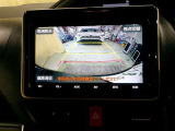 バックモニター付。車両後方の映像をナビ画面に表示し、駐車などの後退操作をサポートします。