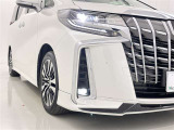 フォグランプ装着車です。暗い夜道の車両前方を明るく照らします