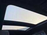 【パノラマルーフ】大型のガラスルーフ搭載で車内の解放感が一気にアップ!開放的なドライブをお楽しみいただけます。