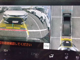 パノラミックビューモニター&バックモニター♪車両の前後左右に搭載した4つのカメラの映像を合成し、車を真上から見ているような映像を表示♪