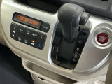 スマートキーをポケットやバッグに入れたままで、キーを差し込むことなくボタンを押すだけでエンジンが始動します。