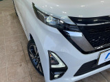 【LEDヘッドライト】悪天候や夜間走行時も良好な視界を確保し安心して運転できる高輝度LEDヘッドライトを装備!点灯速度が早く、消費電力も抑えられています。