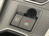【電動パーキングブレーキ】パーキングブレーキは便利な電動式!ボタン一つで操作でき、アクセルを踏めば自動で解除されます♪レバーやペダルが無いので運転席廻りもすっきりしますね♪