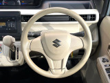 インテリアに合わせたデザインのステアリングは、運転される方のことも考え、運転しやすい形状、大きさです。是非一度、実際に触ってお確かめください。