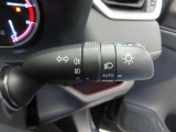 スイッチをオートに設定しておけば、車外の明るさに応じて自動的にヘッドランプを点灯・消灯します。夕暮れ時やトンネルの続く山道などを走行する時に便利なコンライトを装備しています。