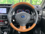 【純正革巻きステアリング】上質な革を使用することで、手にしっかり馴染みとても運転しやすいハンドルです♪