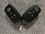 スマートキーを装備しています☆カギをカバンやポケットに入れて頂いた状態でドアロックの開閉やエンジンスタートをして頂けますよ!とても便利な装備です!