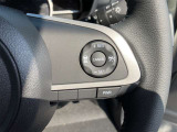 【クルーズコントロール】アクセル操作なしで一定速度を保つ機能。先行車との距離を自動調整する追従型が主流で、高速走行時の疲労を劇的に軽減します。長距離移動が多いお客様への商談では必須の快適装備です。