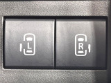 【両側パワースライドドア】スマートキーや運転席のスイッチで後席両側スライドドアの開閉が可能♪電動だから力を入れてドアを開ける必要が無く、小さなお子様でも簡単に開け閉めでき快適です♪