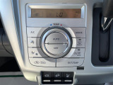 【エアコン】『エアコン装備』の画像になります。暑い夏でも寒い冬でも、車内に快適な空気を届けるので、いつでも快適な車内空間を創り上げます!