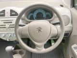 インテリアに合わせたデザインのステアリングは、運転される方のことも考え、運転しやすい形状、大きさです。是非一度、実際に触ってお確かめください。