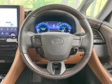 インテリアに合わせたデザインのステアリングは、運転される方のことも考え、運転しやすい形状、大きさです。是非一度、実際に触ってお確かめください。