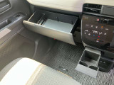 助手席前部には薄型のティッシュBOXが収納できるので便利です。