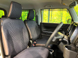 運転席まわりには十分なスペースがあり、大柄な方でもゆったり運転していただける環境です。
