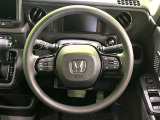 インテリアに合わせたデザインのステアリングは、運転される方のことも考え、運転しやすい形状、大きさです。是非一度、実際に触ってお確かめください。