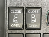 【両側パワースライドドア】スマートキーや運転席のスイッチで後席両側スライドドアの開閉が可能♪電動だから力を入れてドアを開ける必要が無く、小さなお子様でも簡単に開け閉めでき快適です♪