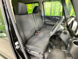 運転席まわりには十分なスペースがあり、大柄な方でもゆったり運転していただける環境です。