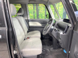 運転席まわりには十分なスペースがあり、大柄な方でもゆったり運転していただける環境です。