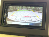 【バックカメラ】駐車時に後方がリアルタイム映像で確認できます。大型商業施設や立体駐車場での駐車時や、夜間のバック時に大活躍!運転スキルに関わらず、今や必須となった装備のひとつです!