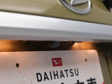 このお車はバックカメラが付いています。ナビをつければ連動できます。バックの操作が楽になります。