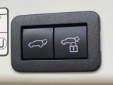 【パワーバックドア】スマートキーや運転席のボタンを押すだけでリアゲートが自動で開閉します!荷物を持っている時や、高い位置にあるバックドアを閉める際に便利な機能です♪
