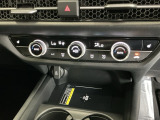オートエアコンで、毎日のドライブを快適に。温度、風量を自動で調整し、理想的な車内環境を提供します。