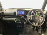 運転席周りのレイアウトをご覧ください。ナビゲーションが綺麗に装着されすっきり収まってますね!