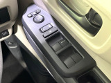 【電動格納ミラー】サイドミラーは電動格納式となっており、狭い駐車場でもキズがつくリスクを抑えられます。