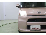 存在感のあるヘッドライトは暖色系で対向車にも優しい光のハロゲンです。周囲の明るさを感知して点灯・消灯するオートライト搭載。オートハイビームも搭載していますので面倒なヘッドライトの切替えは不要です。