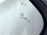 【ブラインドスポットモニター】走行中、ドアミラーの死角になりやすい箇所に後続車が接近するとサイドミラーのレンズに警告を表示!ドライバーに注意喚起をしてくれます。