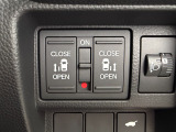 両側電動スライドドアです。リモコンや運転席スイッチ、ドアハンドルの操作で自動開閉。お子様を抱き抱えている時や荷物の多いときなどに便利です!!