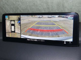 【360&deg;ビュー・モニター】前後左右4つのカメラ映像をさまざまな走行状況に応じて切り替えてセンターディスプレイに表示することで、駐車時や狭い道でのすれ違い時、見通しの悪い交差点進入時でも安心感を高めます。