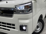 【LEDヘッドライト】悪天候や夜間走行時も良好な視界を確保し安心して運転できる高輝度LEDヘッドライトを装備!点灯速度が早く、消費電力も抑えられています。