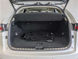とても広々、大きな開口部の荷室スペースですね。 開口部広々だから、大きな荷物も楽々収納出来ちゃいますね。 荷物スペースは広いほうがいいですよね。