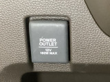 アクセサリーソケットはUSBのアダプターなどをつければ、スマホの充電にも使えます。周辺には物が置けるボックスがついています。