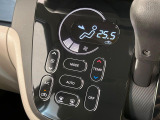【オートエアコン】一度お好みの温度に設定すれば、車内の温度を検知し風量や温度を自動で調整。暑い&hellip;寒い&hellip;と何度もスイッチ操作をする必要はありません。快適な車内空間には必須の機能ですね♪