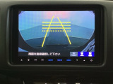 バックでの車庫入れも安心です!リアカメラが付いているバックモニター付のナビを装備しております。操作線もついており距離感も画面から確認できます。