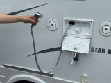 外部シャワーヘッドを装備。アウトドアや車中泊での手洗いや、キャンプ用品の洗浄などに便利な実用性の高い装備です♪