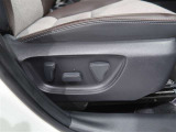 パワーシート搭載。微妙な調整が手軽にでき、良いポジションで運転することが可能です。