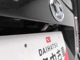 後退時に車両の後ろ側をモニター画面に表示します。車庫入れなどでバックする際に後方確認ができて便利です。車庫入れが苦手な人もこれで安心。