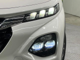 【LEDヘッドライト】悪天候や夜間走行時も良好な視界を確保し安心して運転できる高輝度LEDヘッドライトを装備!点灯速度が早く、消費電力も抑えられています。
