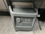 小物置きや、シガーソケット、USB type Cが前席中央にあり、便利に使えます☆