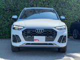 Audiデザインの特徴であるシングルフレームグリルが存在感を主張します。