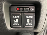 【両側パワースライドドア】スマートキーや運転席のスイッチで後席両側スライドドアの開閉が可能♪電動だから力を入れてドアを開ける必要が無く、小さなお子様でも簡単に開け閉めでき快適です♪