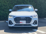 Audiデザインの特徴であるシングルフレームグリルが存在感を主張します。