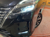 【LEDヘッドライト】悪天候や夜間走行時も良好な視界を確保し安心して運転できる高輝度LEDヘッドライトを装備!点灯速度が早く、消費電力も抑えられています。