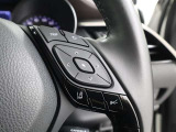 《マルチインフォメーションスイッチ》マルチインフォメーションディスプレイの操作スイッチです。メーター内に搭載しており、速度や外気温、航続可能距離、燃料の残量など、多彩な情報が表示されます。