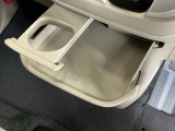 【ドリンクホルダー】と、さまざまな使い方のできる【スライドセンタートレー】運転席からも助手席からも自在に使えます。