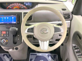 インテリアに合わせたデザインのステアリングは、運転される方のことも考え、運転しやすい形状、大きさです。是非一度、実際に触ってお確かめください。